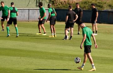 Arturo Molina, del Racing, sigue entrenando al margen del grupo.