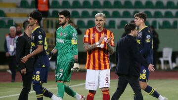 Los jugadores Sub-19 del Fenerbah?e se retiran del campo tras un minuto jugado. Icardi aplaude.