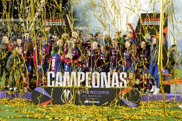 El FC Barcelona femenino logra su cuarto trofeo en la Supercopa de España. Las azulgranas levantan el galardón en 2020, 2022, 2023 y 2024.