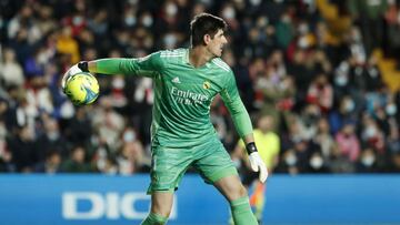 Courtois, jugador del Real Madrid, durante el partido contra el Rayo Vallecano.