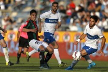 Fútbol, Universidad Católica v Palestino.
Décima fecha, campeonato de Apertura 2015.
El jugador de Palestino, Cristian Alvarez, izquierda, disputa el balón con Stefano Magnasco de Universidad Católica durante el partido de primera división en el estadio S