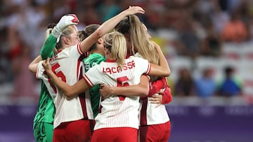 Paris 2024 Olympics - Football - Women's Group A - Colombia vs Canada - Nice Stadium, Nice, France - July 31, 2024. Canada players celebrate after the match. REUTERS/Raquel Cunha