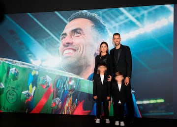 Sergio Busquets junto a su mujer Elena Galera y sus hijos en la alfombra roja del acto de despedida del centrocampista español.