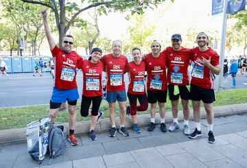 Los corredores de AS Runners, que  representaron a este diario en la carrera, posan antes del inicio de la misma.