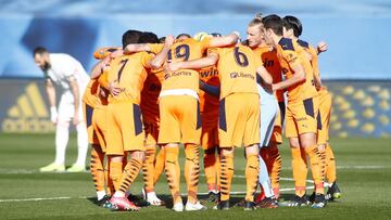 Los jugadores del Valencia, antes del partido contra el Madrid.