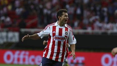 ¿Qué delanteros jugaron en Chivas durante la ausencia del ‘Chicharito’?