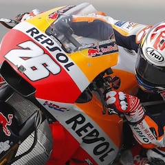 Pedrosa lidera con Crutchlow y Iannone en la misma décima