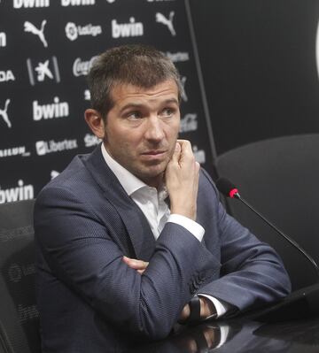 La presentación de Celades como nuevo entrenador del Valencia.
