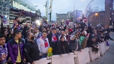 Aficionados del Real Madrid en los alrededores del estadio Santiago Bernabéu.