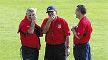 <b>CARAS DE ALEGRÍA EN EL CERRO DEL ESPINO</B>. A pesar de que la sesión comenzó a una hora temprana (9:30 horas) y de que se trabajó en un día festivo, el cuerpo técnico del Atlético se mostró sonriente. Quizá el hecho de que el percance de Torres sea leve contribuya a las risas.