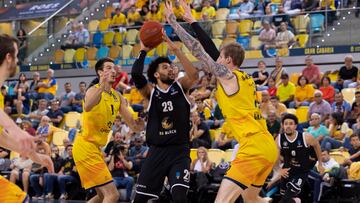 GRAFCAN8288. LAS PALMAS DE GRAN CANARIA, 29/03/2023.- Los jugadores del Gran Canaria Balcerowski (d) y Brussino (i) y el jugador del Veolia Hamburg Towers Childs (c) durante el partido de la jornada 18 de la Eurocopa que ambos equipos disputaron este miércoles en el Gran Canaria Arena, en Las Palmas de Gran Canaria. EFE/ Quique Curbelo