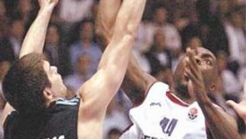 <b>ALTO NIVEL. </b>Felipe Reyes ante Henry Domercant, en el choque de ida.