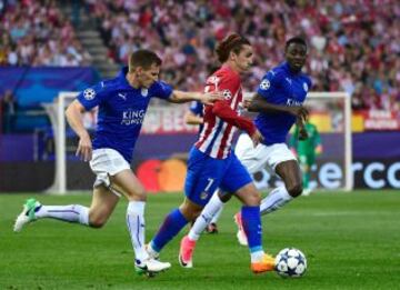 Liam Moore con Antoine Griezmann.