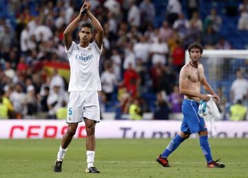 Varane applauds the Bernabéu after the Espanyol game.