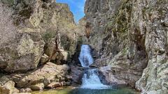 Si queremos hacer senderismo por la Comunidad de Madrid este verano, el Valle del Lozoya es una de las mejores zonas para hacerlo. En plena sierra de Guadarrama, nos encontraremos con todo tipo de paisajes naturales, como por ejemplo estos saltos de agua. Uno de sus recorridos parte desde el Monasterio del Paular hasta las Cascadas del Purgatorio, yendo por el sendero Camino Viejo de Madrid.