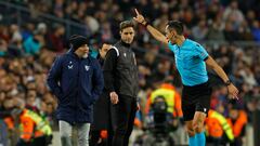 Soccer Football - LaLiga - FC Barcelona v Sevilla - Camp Nou, Barcelona, Spain - February 5, 2023 Sevilla coach Jorge Sampaoli remonstrates with referee Jose Maria Sanchez REUTERS/Albert Gea