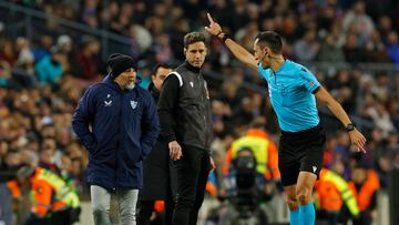 Sampaoli es reprendido por el árbitro.