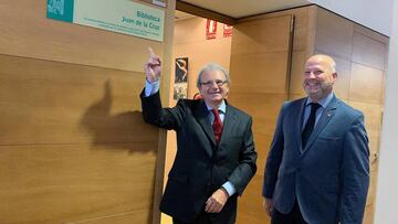 Juan de la Cruz y Javier Imbroda descubren una placa que da el nombre del gestor deportivo a la biblioteca del IAD
 
 JUNTA DE ANDALUC&Iacute;A
 29/11/2019 