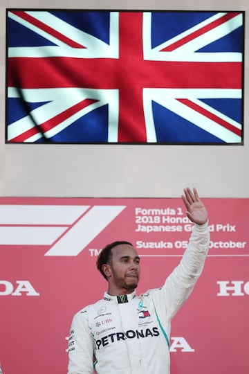 Lewis Hamilton celebrando en el podio su victoria en el GP de Japón.