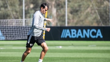 Augusto Solari conduce el balón durante un entrenamiento del Celta en la ciudad deportiva del club vigués.