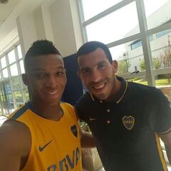 Fabra, firma de contrato con Boca y foto con Carlos Tévez