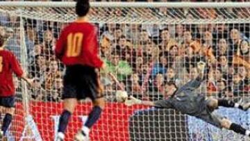 <b>UNA MANO VITAL</B>. Mestalla sólo coreó un nombre el pasado sábado: el de Iker Casillas. La explosión de júbilo, y de alivio, se produjo cuando el madridista sacó una mano acertadísima a un lanzamiento de Andresen.