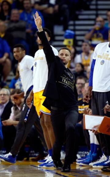 Stephen Curry reacciona a un punto de los Golden State Warriorsdesde el banquillo.