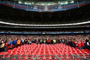 96 pa?uelos de Liverpool colocados para recordar a los que perdieron la vida hace 25 a?os en el desastre de Hillsborough. Antes de la semifinal de la FA Cup entre el Wigan Athletic y el Arsenal en el estadio de Wembley el 12 de abril de 2014 en Londres, Inglaterra.