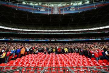 96 pañuelos de Liverpool colocados para  recordar a los que perdieron la vida hace 25 años en el desastre de Hillsborough. Antes de la semifinal de la FA Cup entre el Wigan Athletic y el Arsenal en el estadio de Wembley el 12 de abril de 2014 en Londres, Inglaterra.