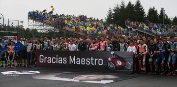 Pilotos de Moto3, Moto2 y MotoGP guardan un minuto de silencio por el ex piloto Ángel Nieto.