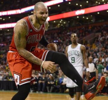 14 puntos para el ex de los Jazz Carlos Boozer, que celebra de esta manera un mate.