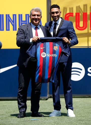 El extremo brasileño ha sido presentado como nuevo jugador del Barcelona junto a Joan Laporta en la Ciutat Esportiva Joan Gamper.