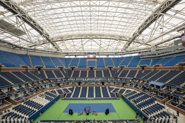 Los cinco pisos del estadio Arthur Ashe generan una simetría casi perfecta, digna para el deporte que alberga: el tennis. El deporte blanco se da cita cada agosto para el US Open desde 1997 hasta la fecha.