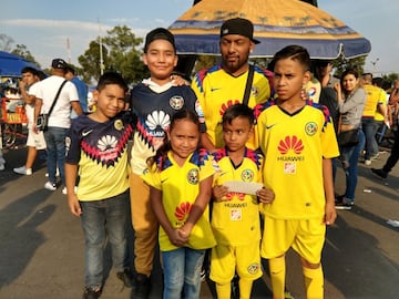 La afición americanista se dio cita en el Estadio Azteca en el duelo de semifinales ante Santos Laguna. 