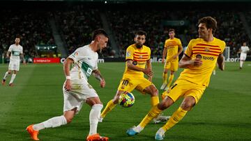 Elche (Alicante), 01/04/2023.- El centrocampista del Elche José Angel Carmona (i), y defensa del FC Barcelona Marcos Alonso (d) durante el encuentro correspondiente a la jornada 27 de primera división que disputan hoy sábado en el estadio Martinez Valero, en la localidad alicantina. EFE/Biel Aliño