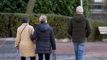Varias personas caminan, a 26 de diciembre de 2024, en Madrid (España). La revalorización supondrá un aumento de 600 euros anuales para las pensiones contributivas, y de 500 euros anuales para las pensiones medias. La subida de las pensiones contributivas y de clases pasivas en un 2,8% para 2025, ya confirmada por el Gobierno el pasado noviembre, obedece a la fórmula de revalorización recogida en la Ley de reforma de las pensiones, en la que se tiene en cuenta, como referencia para determinar la subida de estas prestaciones, el IPC interanual promedio de doce meses (de diciembre del año anterior a noviembre del ejercicio en vigor). En 2024, las pensiones contributivas se revalorizaron un 3,8% porque la inflación media fue mayor, mientras que en 2023 lo hicieron en un 8,5%.
26 DICIEMBRE 2024;PENSIÓN;IPC;PENSIONES;ANCIANOS;PERSONAS MAYORES;JUBILADOS;
Eduardo Parra / Europa Press
26/12/2024