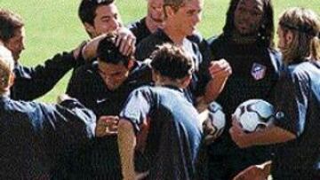 <b>UNA PIÑA</b>. Los jugadores del Atlético son una piña en los momentos complicados de las derrotas.