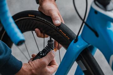 El equipo ciclista Movistar Team nos ha acercado a través de estas fotografías todo el equipamiento que tendrán para el 're-arranque' de 2020. Actualmente se encuentran en los Pirineos realizando la pretemporada. 