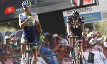 El ciclista colombiano del equipo Orica Esteban Chaves se proclama vencedor de la segunda etapa de la Vuelta Ciclista a España, con salida en Alhaurín de la Torre y llegada en Caminito del Rey, con una distancia de 158'7 kilómetros. 