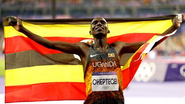 Joshua Cheptegei, de Uganda, celebra su triunfo en los 10.000 metros.