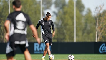 El delantero portugu¨¦s Gon?alo Paciencia golpea el bal¨®n durante un entrenamiento del Celta.