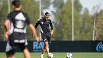 El delantero portugués Gonçalo Paciencia golpea el balón durante un entrenamiento del Celta.