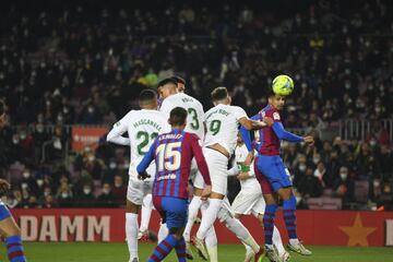 La segunda vez que Jutglà batió a Badía sí que subió al marcador. En una jugada de córner, botado por Ousmane Dembele, el delantero catalán se anticipó a su marcador y remató en el primer palo. 