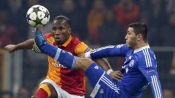 Drogba, ante Kolasinac en el Galatasaray-Schalke. 