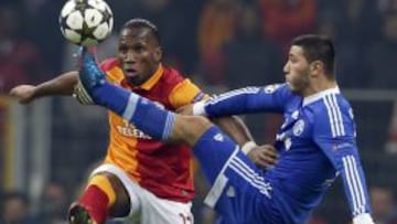 Drogba, ante Kolasinac en el Galatasaray-Schalke. 