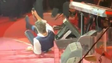 Alejandro Fernández cayó en el escenario durante la Feria de León