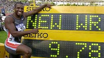 <b>A LO CAMPEÓN.</B> Montgomery dando una exhibición de fuerza y de cómo se ha de tomar una salida en una prueba de estas características ha conseguido este nuevo récord y además con un espectador de excepción, el recordman mundial hasta hoy, Maurice Greene que se encontraba en la grada.