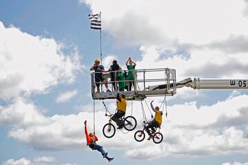 Un grupo de seguidores animan desde una plataforma durante la etapa de hoy. 