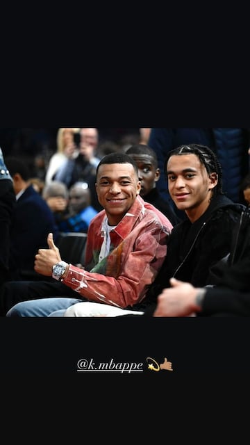 Los hermanos Mbappé disfrutando del duelo entre los Cavaliers y los Nets en París.