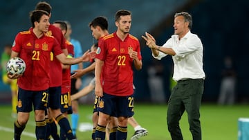 Soccer Football - Euro 2020 - Group E - Spain v Sweden - La Cartuja, Seville, Spain - June 14, 2021 Spain coach Luis Enrique talks to Pablo Sarabia and Mikel Oyarzabal Pool via REUTERS/David Ramos